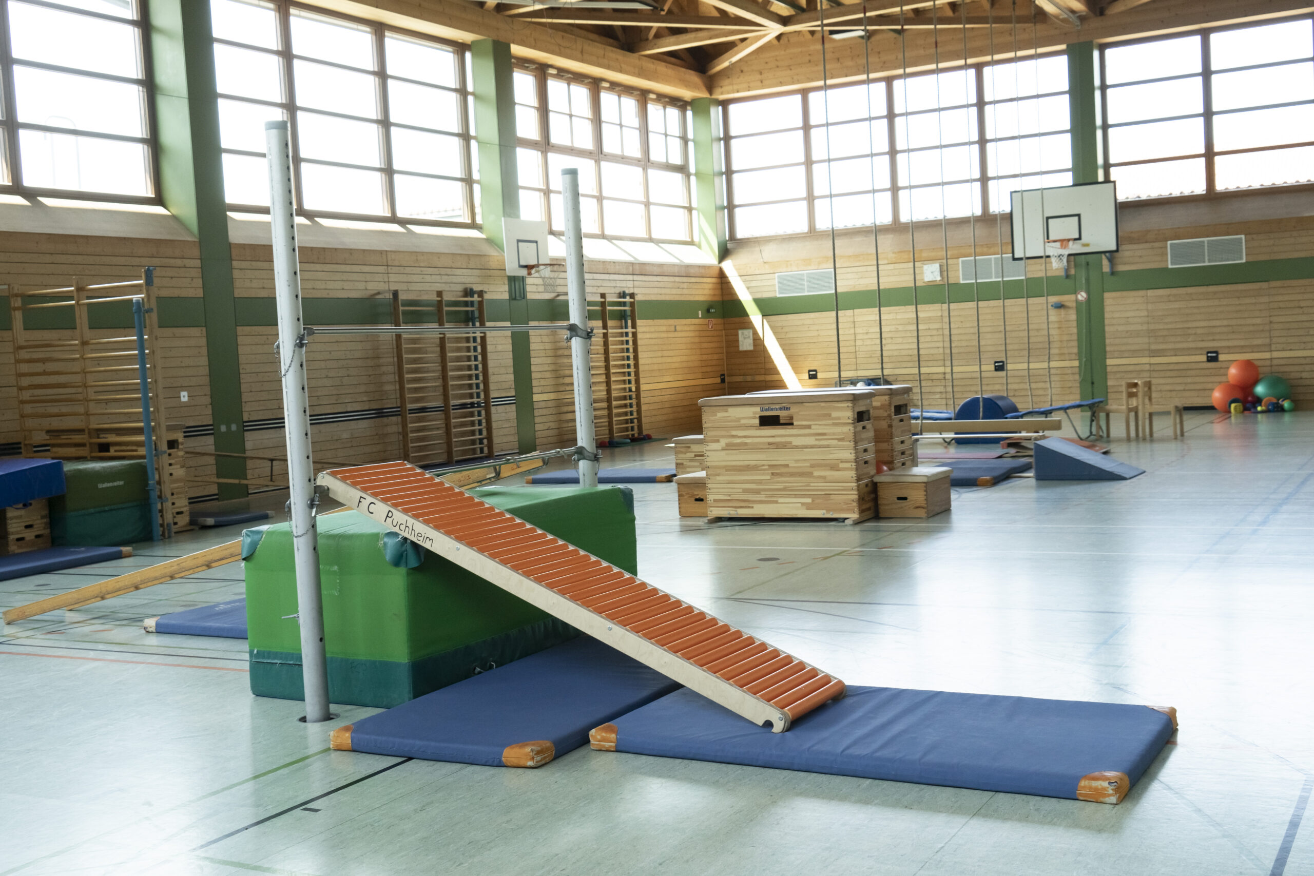 eltern-kind-turnen, kinderturnen, bewegungslandschaft, turnhalle im FC Puchheim